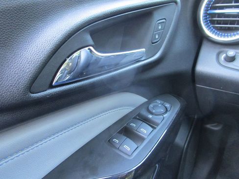Used 2025 Chevrolet Trax LT w/ LT Convenience Package FWD image 23