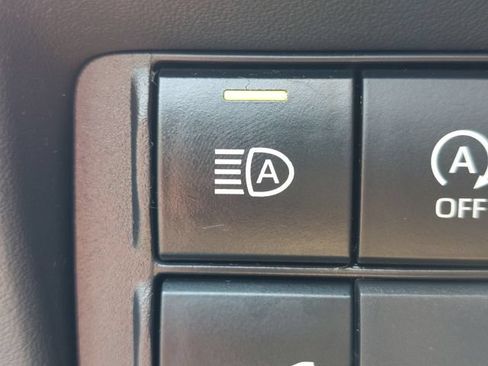 Used 2023 Toyota Highlander LE AWD/4WD image 39