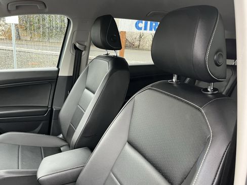 Used 2021 Volkswagen Tiguan SE image 16