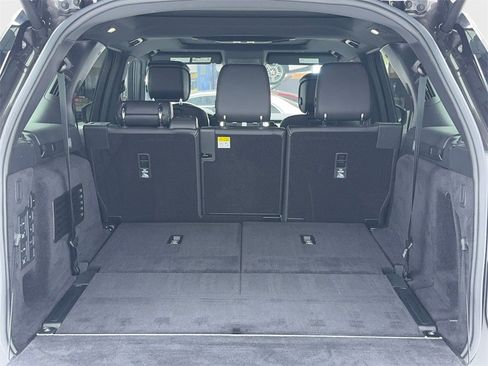 Used 2023 Land Rover Discovery Metropolitan Edition image 13