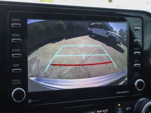 Used 2021 Toyota Highlander L FWD image 23