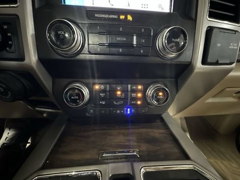 Used 2019 Ford F150 Lariat w/ Equipment Group 502A Luxury AWD/4WD image 21