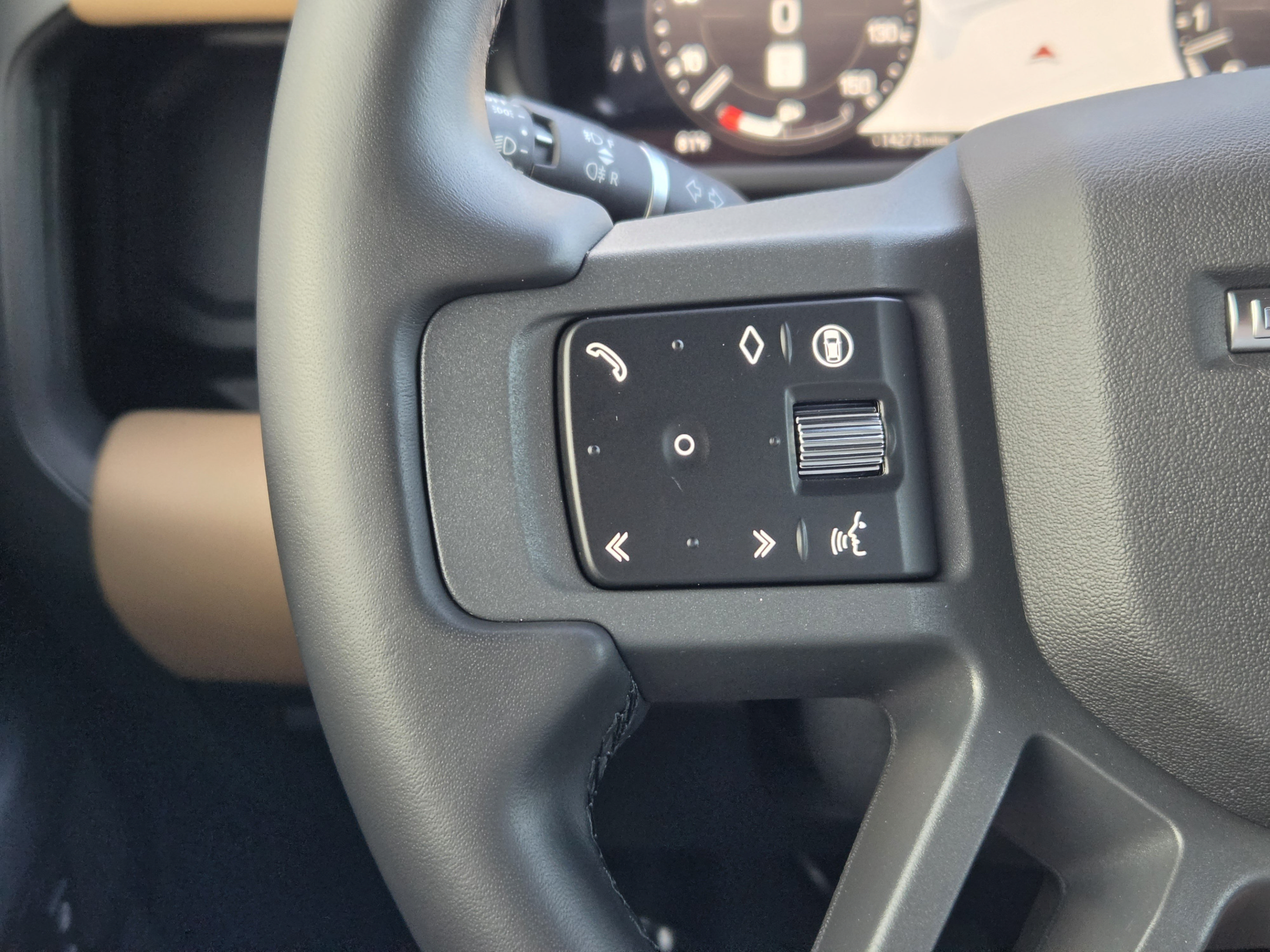 Used 2025 Land Rover Defender 130 X-Dynamic SE AWD/4WD image 24