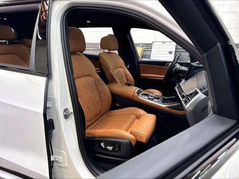 Used 2025 BMW X7 xDrive40i w/ M Sport Package AWD/4WD image 10