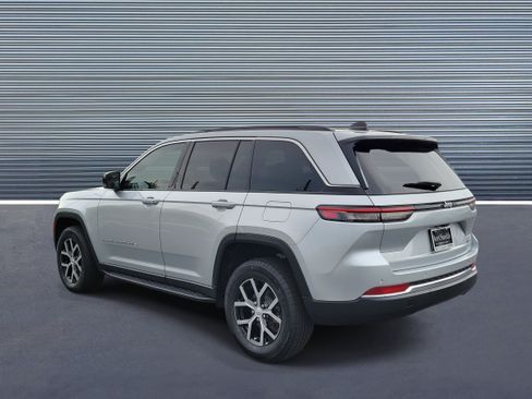 Used 2025 Jeep Grand Cherokee Limited RWD image 4