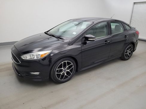 Used 2015 Ford Focus SE w/ SE Sport Package FWD image 2