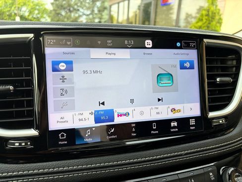 Used 2023 Chrysler Pacifica Limited FWD image 30