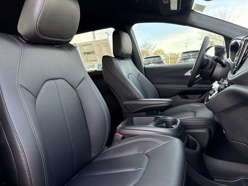 New 2026 Chrysler Pacifica Select image 20
