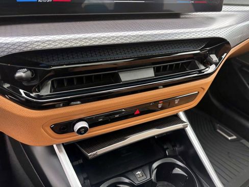 Used 2025 BMW 330i xDrive Sedan w/ Premium Package image 22