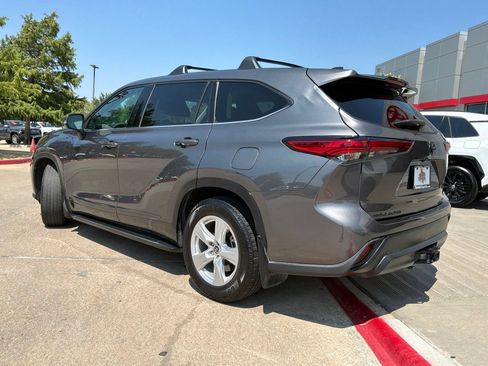 Used 2022 Toyota Highlander LE AWD/4WD image 8