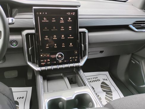 Used 2025 GMC Acadia Elevation image 8