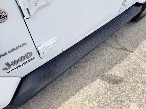 Used 2018 Jeep Wrangler Unlimited Sahara AWD/4WD image 14