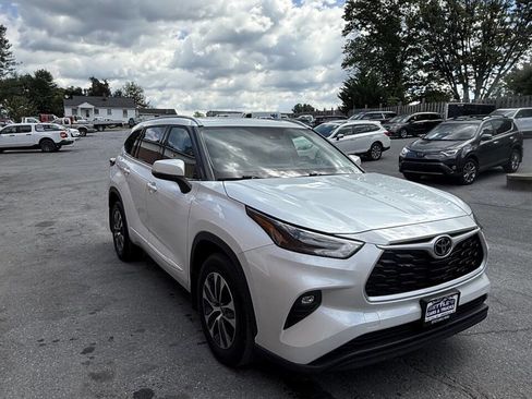 Used 2022 Toyota Highlander XLE image 5