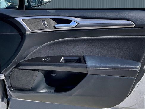 Used 2017 Ford Fusion SE w/ Equipment Group 201A image 25