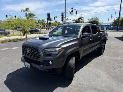 Used 2022 Toyota Tacoma TRD Sport w/ Technology Package RWD image 5