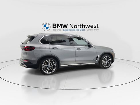 Used 2025 BMW X5 xDrive50e w/ Parking Assistance Package AWD/4WD image 4