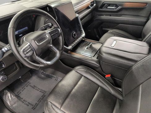 Used 2025 GMC Yukon XL Denali AWD/4WD image 9