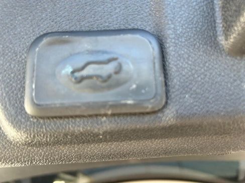Used 2016 Chevrolet Traverse LTZ FWD image 40