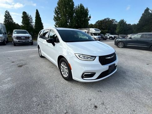 Used 2025 Chrysler Pacifica Select FWD image 3