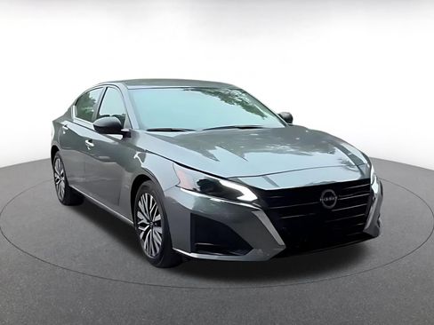 Used 2025 Nissan Altima 2.5 SV FWD image 3