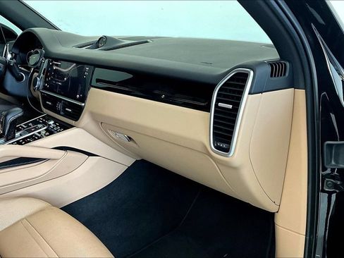 Used 2022 Porsche Cayenne AWD/4WD image 19