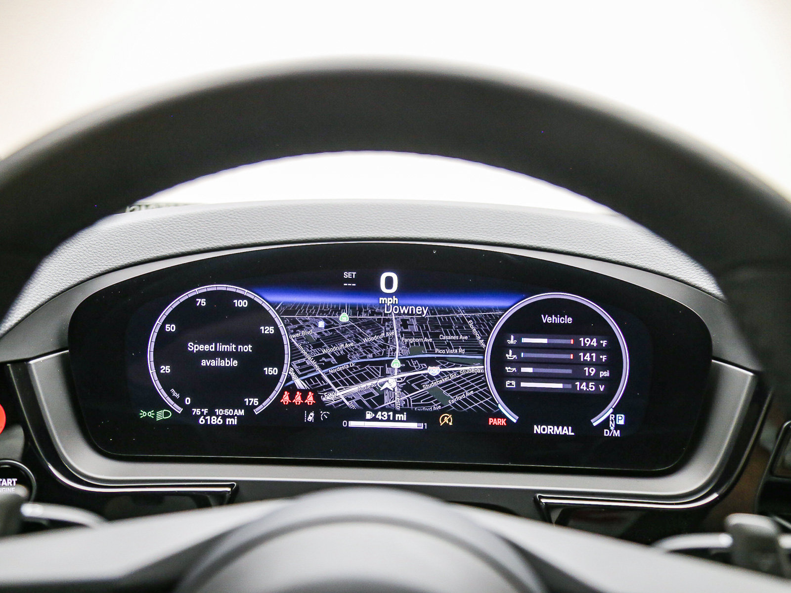 Certified 2025 Porsche Cayenne AWD/4WD image 28