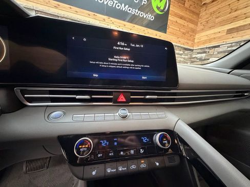 Used 2023 Hyundai Elantra SEL w/ Convenience Package image 18