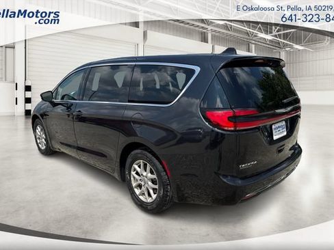Used 2023 Chrysler Pacifica Touring-L FWD image 5