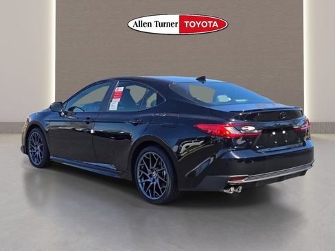 Used 2025 Toyota Camry SE w/ Convenience Package FWD image 8