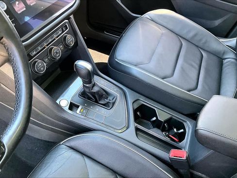Used 2018 Volkswagen Tiguan SEL Premium FWD image 19