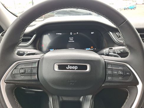 Used 2023 Jeep Grand Cherokee Laredo AWD/4WD image 18