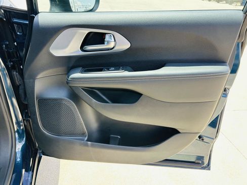 Used 2023 Chrysler Pacifica Touring-L w/ S Appearance Package FWD image 32