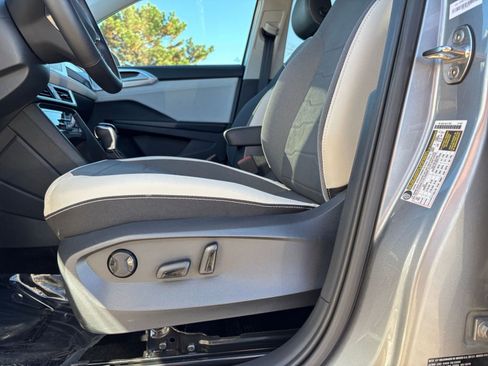 Used 2025 Volkswagen Taos SE image 27