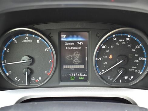 Used 2018 Toyota RAV4 XLE AWD/4WD image 19