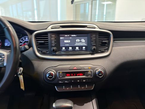 Used 2019 Kia Sorento LX w/ LX Convenience Package image 16