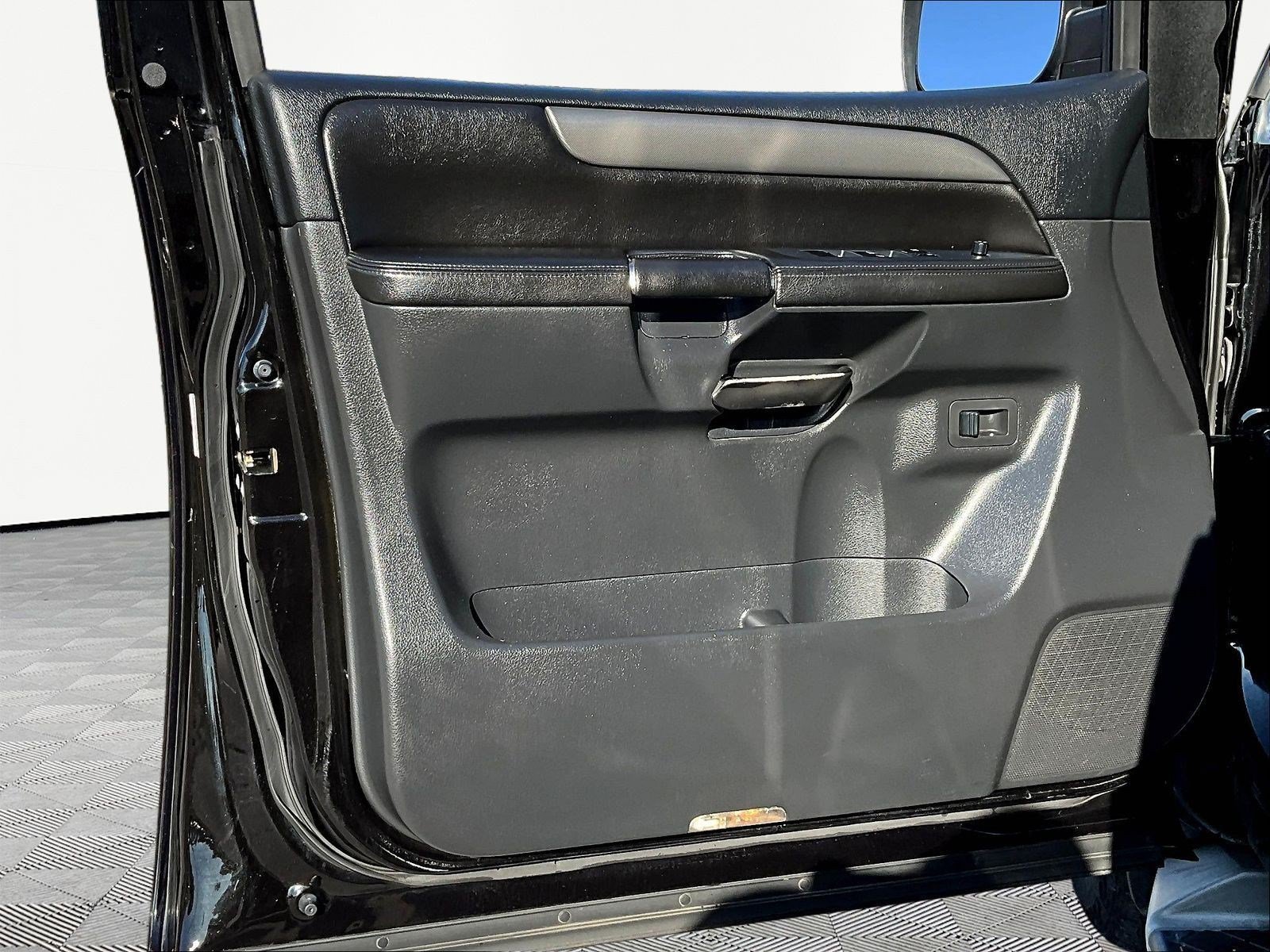 Used 2014 Nissan Armada SV RWD image 19
