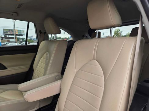Used 2022 Toyota Highlander XLE AWD/4WD image 17