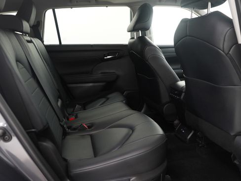 Used 2024 Toyota Highlander XLE image 15