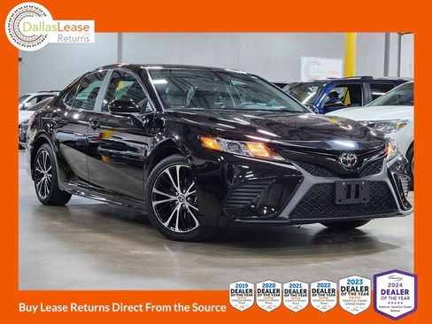 Used 2020 Toyota Camry SE image 1