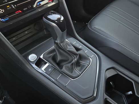 Certified 2023 Volkswagen Tiguan SE w/ Panoramic Sunroof Package image 32