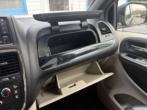 Used 2018 Dodge Grand Caravan SXT FWD image 14