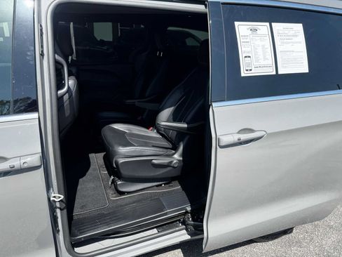 Used 2025 Chrysler Pacifica Select FWD image 24