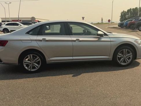 Used 2024 Volkswagen Jetta SE FWD image 9