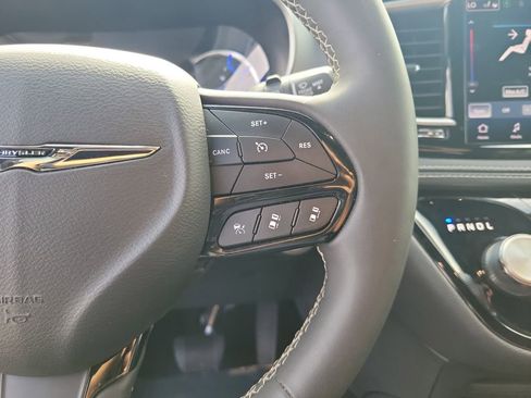 Used 2024 Chrysler Pacifica Limited FWD image 31