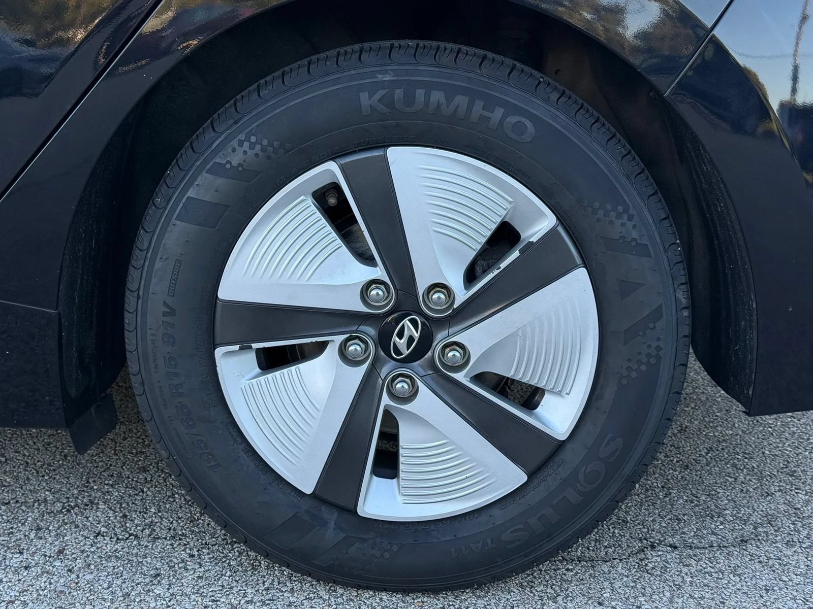 Used 2018 Hyundai Ioniq Blue FWD image 32