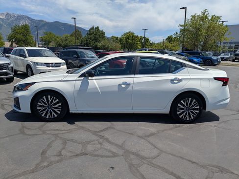 Used 2025 Nissan Altima 2.5 SV FWD image 9