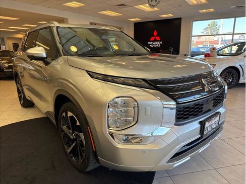 Used 2023 Mitsubishi Outlander SEL image 3