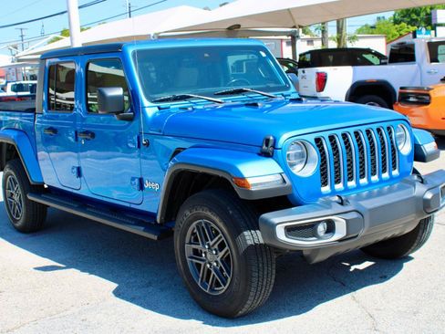 Used 2021 Jeep Gladiator Overland w/ Uconnect 4C Nav & Sound Group AWD/4WD image 2