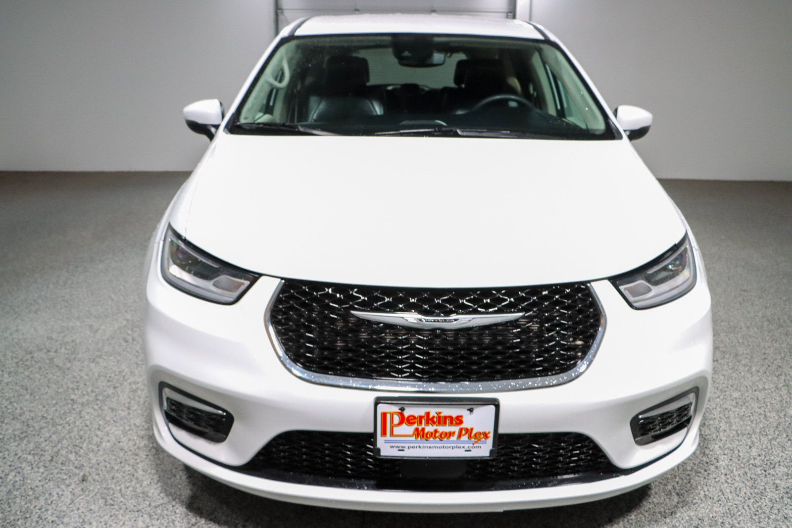 Used 2023 Chrysler Pacifica Touring-L FWD image 4