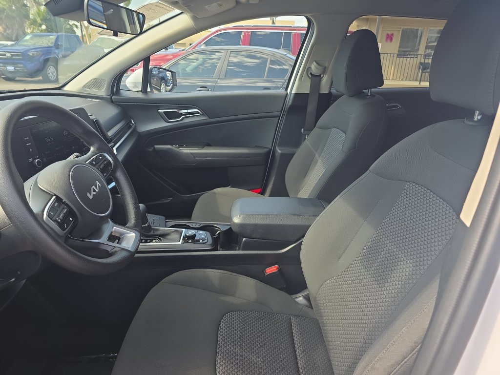 Used 2025 Kia Sportage LX FWD image 9